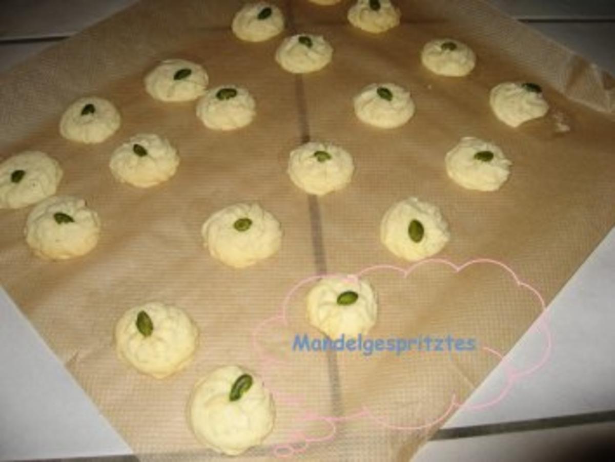 Bilder für Weihnachtsplätzchen- Mandelgespritztes - Rezept