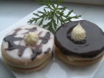 Buttercremtörtchen schwarz -  weiß - Rezept