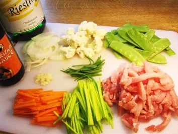 Mariniertes Schnitzel aus dem Wok mit  Nudeln und Gemüse - Rezept - Bild Nr. 2