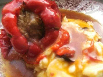 Rezept: gefüllte Paprikaschoten auf Kartoffelpürree und als Beilage Sauerrahmgurken, gefüllte Paprikaschoten auf Kartoffelpürree und als Beilage Sauerrahmgurken, - Rezept