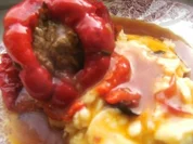 Rezept: gefรผllte Paprikaschoten auf Kartoffelpรผrree und als Beilage Sauerrahmgurken, gefรผllte Paprikaschoten auf Kartoffelpรผrree und als Beilage Sauerrahmgurken, - Rezept