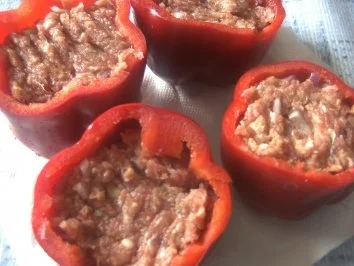 Rezept: gefüllte Paprikaschoten auf Kartoffelpürree und als Beilage Sauerrahmgurken, Bild Nr. 2 gefüllte Paprikaschoten auf Kartoffelpürree und als Beilage Sauerrahmgurken, - Rezept - Bild Nr. 2