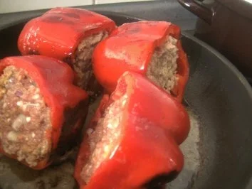 Rezept: gefüllte Paprikaschoten auf Kartoffelpürree und als Beilage Sauerrahmgurken, Bild Nr. 3 gefüllte Paprikaschoten auf Kartoffelpürree und als Beilage Sauerrahmgurken, - Rezept - Bild Nr. 3