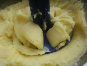 Rezept: gefüllte Paprikaschoten auf Kartoffelpürree und als Beilage Sauerrahmgurken, Bild Nr. 6 gefüllte Paprikaschoten auf Kartoffelpürree und als Beilage Sauerrahmgurken, - Rezept - Bild Nr. 6