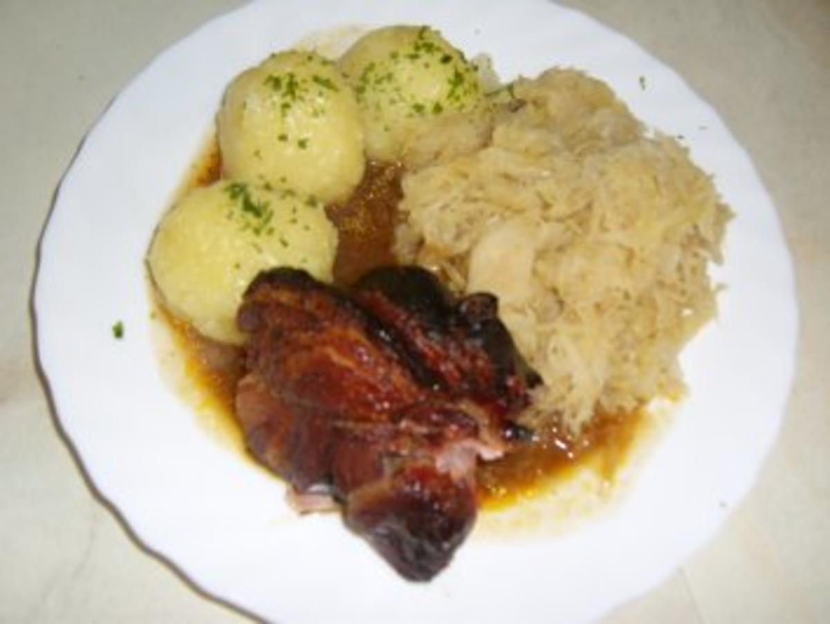 EISBEIN mit Sauerkraut und Klößen - mit Bildern Rezept von zicklein12