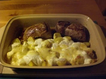 Schweinefilet mit Creme fraiche-Kartoffeln aus dem Backofen - Rezept - Bild Nr. 2