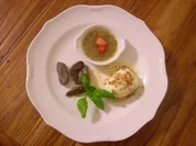 Mohnschupfis auf Basilikum-Rhabarberkompott mit Krokanteis - Rezept