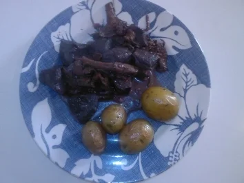 Straußengulasch mit Pfifferlingen in Rotweinsoße - Rezept