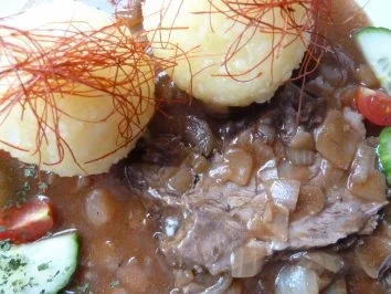 Rezept: Herbstlicher Rinderbraten an Walnuss-Feigensauce zu Kartoffelknödeln Bild Nr. 3 Herbstlicher Rinderbraten an Walnuss-Feigensauce zu Kartoffelknödeln - Rezept - Bild Nr. 3