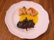 Garnelenschwänze in Safransud mit schwarzen Nudeln - Rezept