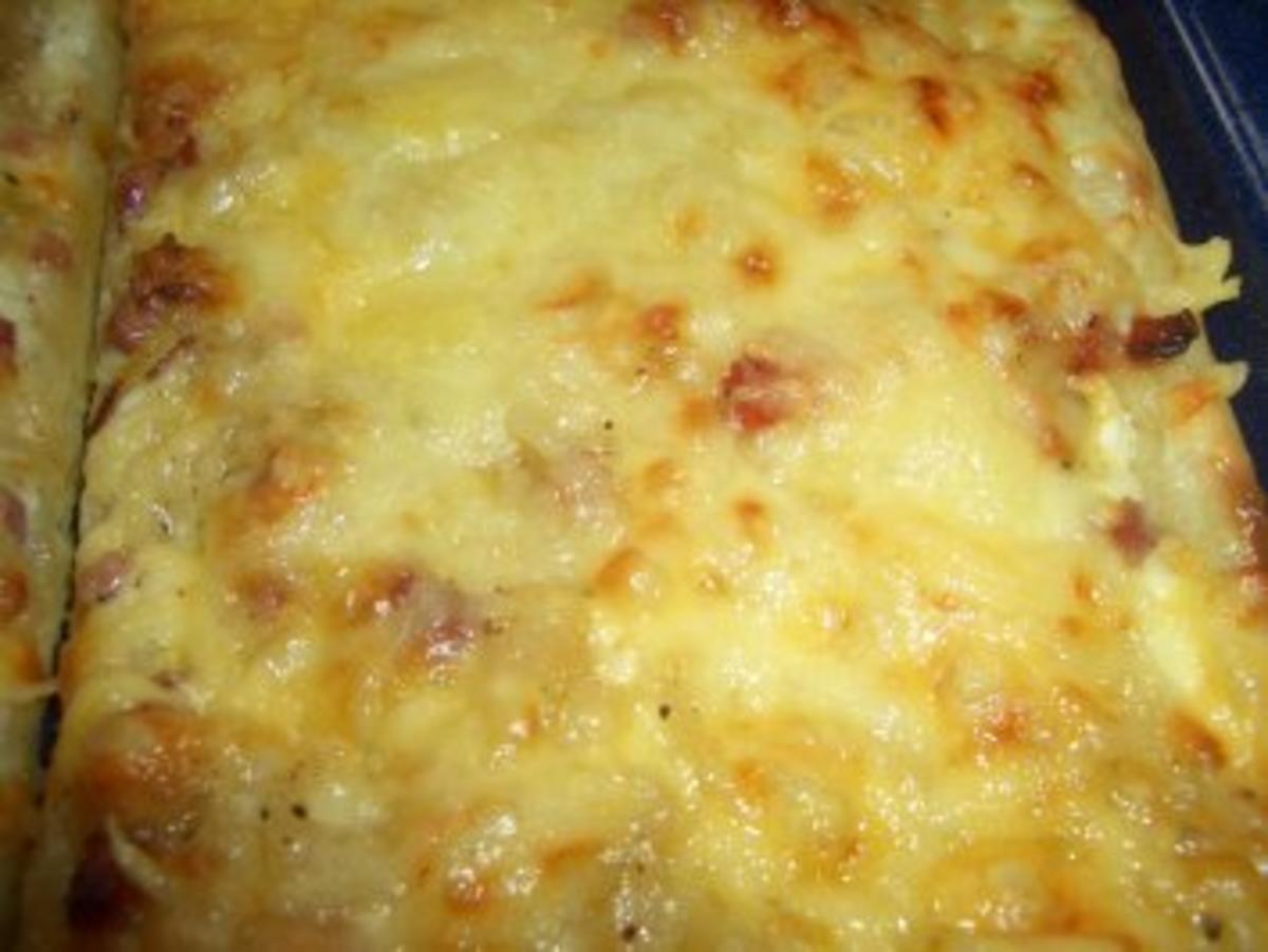 Pikante Kuchen : Flammkuchen mit dreierlei Käse - Rezept - kochbar.de
