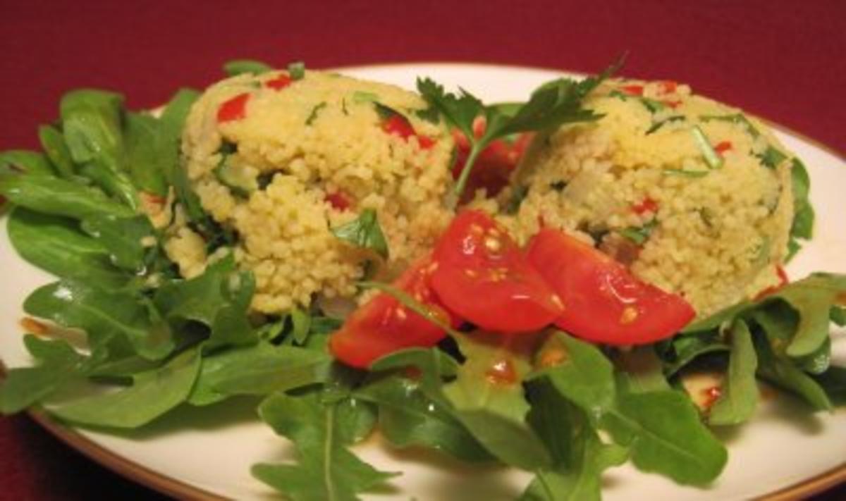 Bällchen vom Couscous-Rucola-Babyspinat-Salat und Balsamico-Chili-Dressing - Rezept