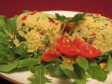 Bällchen vom Couscous-Rucola-Babyspinat-Salat und Balsamico-Chili-Dressing - Rezept