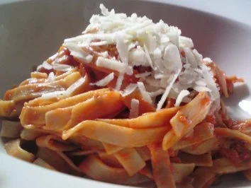 Rezept: Vollkorn-Tagliatelle mit Tomatensauce und Parmesan Vollkorn-Tagliatelle mit Tomatensauce und Parmesan - Rezept