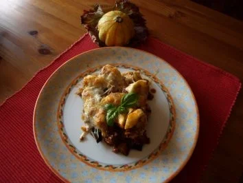 Tortellini mit Auberginen-Tomaten-Hackfleischsoße im Ofen überbacken - Rezept