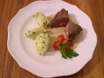 Rinderfilet an Thymian-Sahne- Soße gefüllt mit Parmaschinken und Mozzarella - Rezept