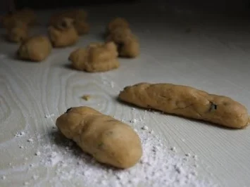 Rezept: Kleinbegäck: Brotsticks "Grüne Wattwürmer" Bild Nr. 4 Kleinbegäck: Brotsticks "Grüne Wattwürmer" - Rezept - Bild Nr. 4