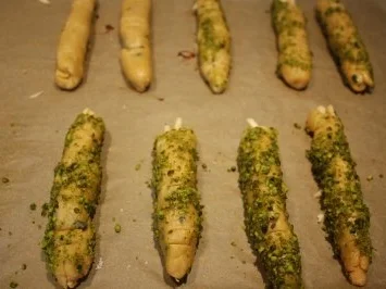 Rezept: Kleinbegäck: Brotsticks "Grüne Wattwürmer" Bild Nr. 5 Kleinbegäck: Brotsticks "Grüne Wattwürmer" - Rezept - Bild Nr. 5