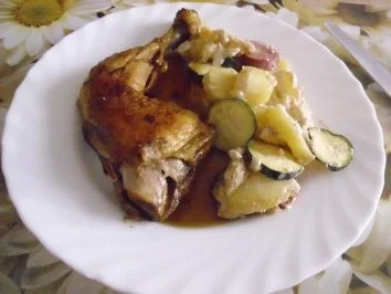 Rezept: Kartoffelauflauf mit Zuccini und Cabanossi + Hähnchenschenkel scharf gebraten Kartoffelauflauf mit Zuccini und Cabanossi + Hähnchenschenkel scharf gebraten - Rezept