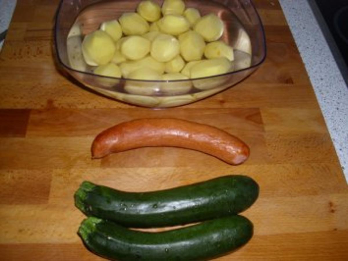 Kartoffelauflauf mit Zuccini und Cabanossi + Hähnchenschenkel scharf gebraten - Rezept - Bild Nr. 4
