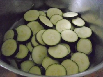 Rezept: Kartoffelauflauf mit Zuccini und Cabanossi + Hähnchenschenkel scharf gebraten Bild Nr. 7 Kartoffelauflauf mit Zuccini und Cabanossi + Hähnchenschenkel scharf gebraten - Rezept - Bild Nr. 7