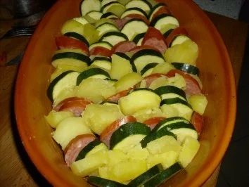 Rezept: Kartoffelauflauf mit Zuccini und Cabanossi + Hähnchenschenkel scharf gebraten Bild Nr. 11 Kartoffelauflauf mit Zuccini und Cabanossi + Hähnchenschenkel scharf gebraten - Rezept - Bild Nr. 11