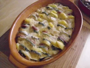 Rezept: Kartoffelauflauf mit Zuccini und Cabanossi + Hähnchenschenkel scharf gebraten Bild Nr. 15 Kartoffelauflauf mit Zuccini und Cabanossi + Hähnchenschenkel scharf gebraten - Rezept - Bild Nr. 15