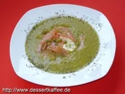 Erbsencremesuppe mit Créme fraîche und Lachs - Rezept