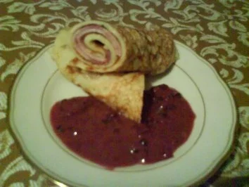 Rosmarin-Palatschinken an Preißelbeersauce - Rezept