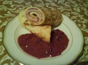 Rosmarin-Palatschinken an Preißelbeersauce - Rezept