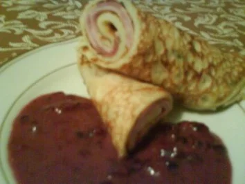 Rosmarin-Palatschinken an Preißelbeersauce - Rezept - Bild Nr. 2