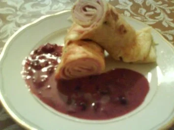 Rosmarin-Palatschinken an Preißelbeersauce - Rezept - Bild Nr. 4