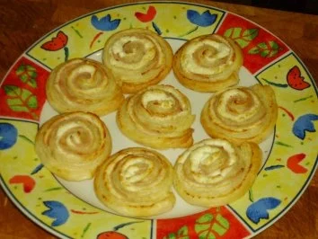 Rezept: Partyhappen: Putenbrust-Ziegenkäse-Schnecken Partyhappen: Putenbrust-Ziegenkäse-Schnecken - Rezept