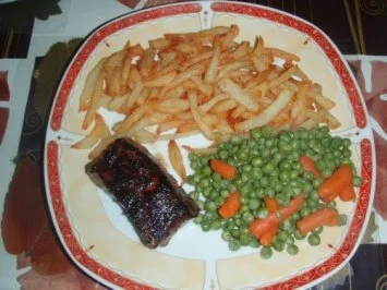 Wildschweinsteaks mit Pommes Frites und Erbsen - Karottengemüse - Rezept