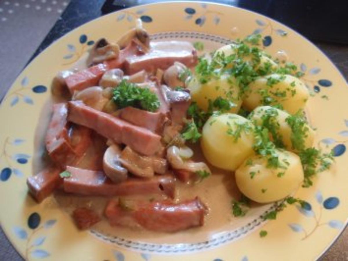 Leberkäs-Gschnetzeltes a la Stroganoff - Rezept