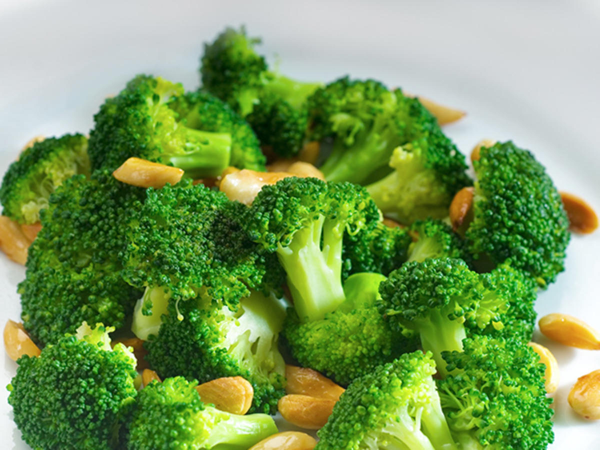 Gemüse - Broccoli mit gerösteten Mandeln - Rezept - kochbar.de