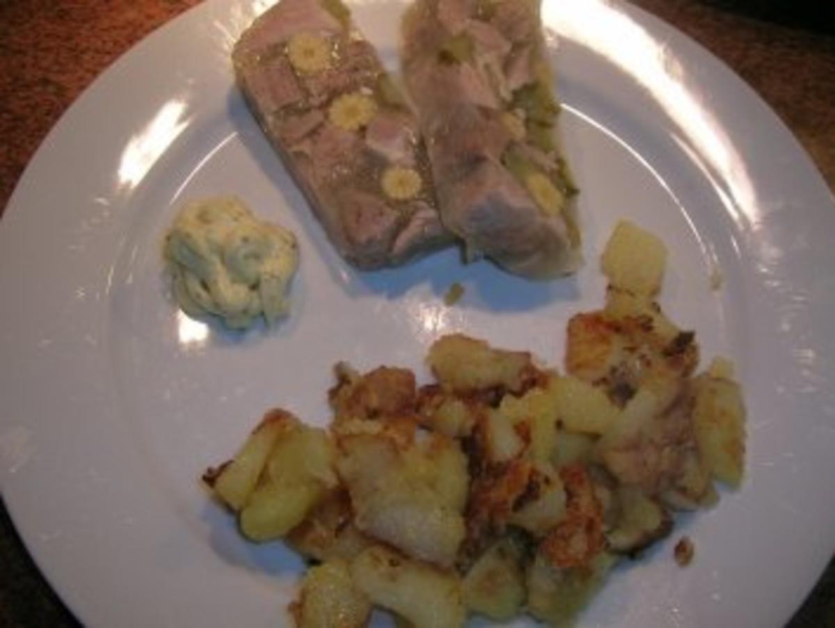 Eisbeinsülze - und dazu leckere Bratkartoffeln und Remoulade - Rezept - Bild Nr. 3