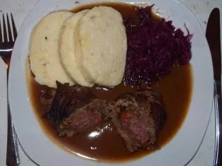 Rezept: Rouladen mit Knackwurstfüllung Rouladen mit Knackwurstfüllung - Rezept