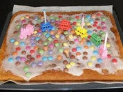 Kunterbunter Blechkuchen für die Kinderparty - Rezept