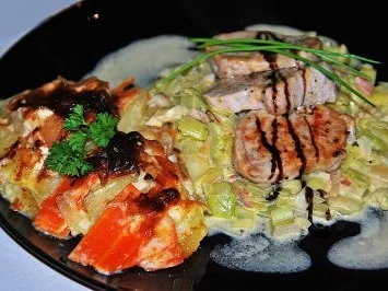 Rezept: Filetsteaks auf Safransahne-Lauch an Kartoffel-Birnengratin... Filetsteaks auf Safransahne-Lauch an Kartoffel-Birnengratin... - Rezept