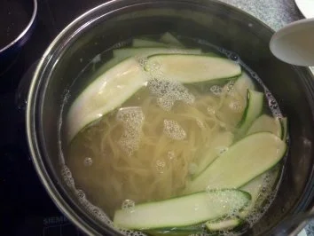 Zucchini-Nudeln mit Gorgonzolasoße - Rezept - Bild Nr. 4