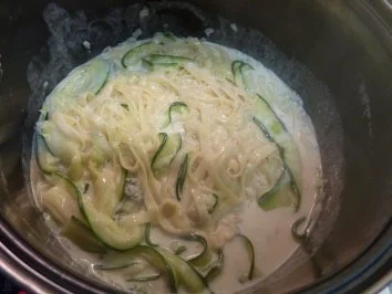 Zucchini-Nudeln mit Gorgonzolasoße - Rezept - Bild Nr. 5