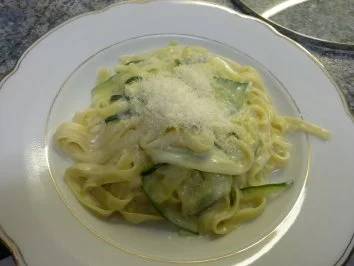 Zucchini-Nudeln mit Gorgonzolasoße - Rezept