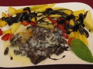 Karamellisierte Schokoladen-Grießschnitte mit Beeren - Rezept