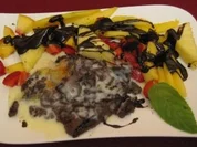 Karamellisierte Schokoladen-Grießschnitte mit Beeren - Rezept