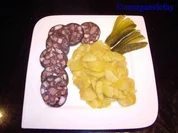 Kartoffelgemüse mit Hausmacher Roter und Essiggurken - Rezept