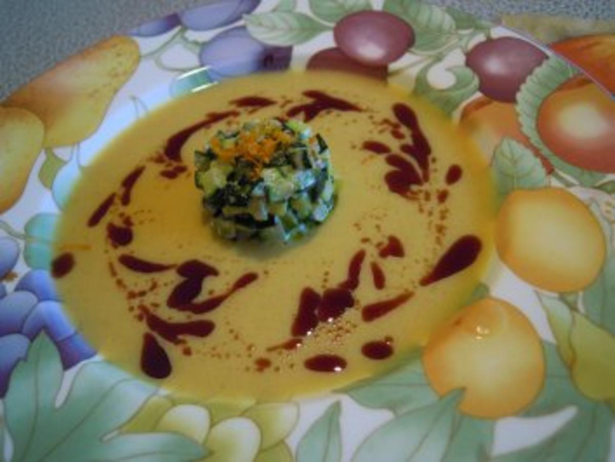 Suppen: Kürbis- Orangen Schaumsuppe mit Zucchini Tatare - Rezept