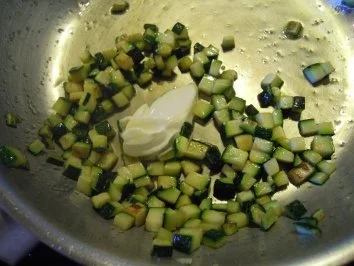 Rezept: Kürbis Orangen Schaumsuppe mit Zucchini Tatare Bild Nr. 6 Kürbis Orangen Schaumsuppe mit Zucchini Tatare - Rezept - Bild Nr. 6