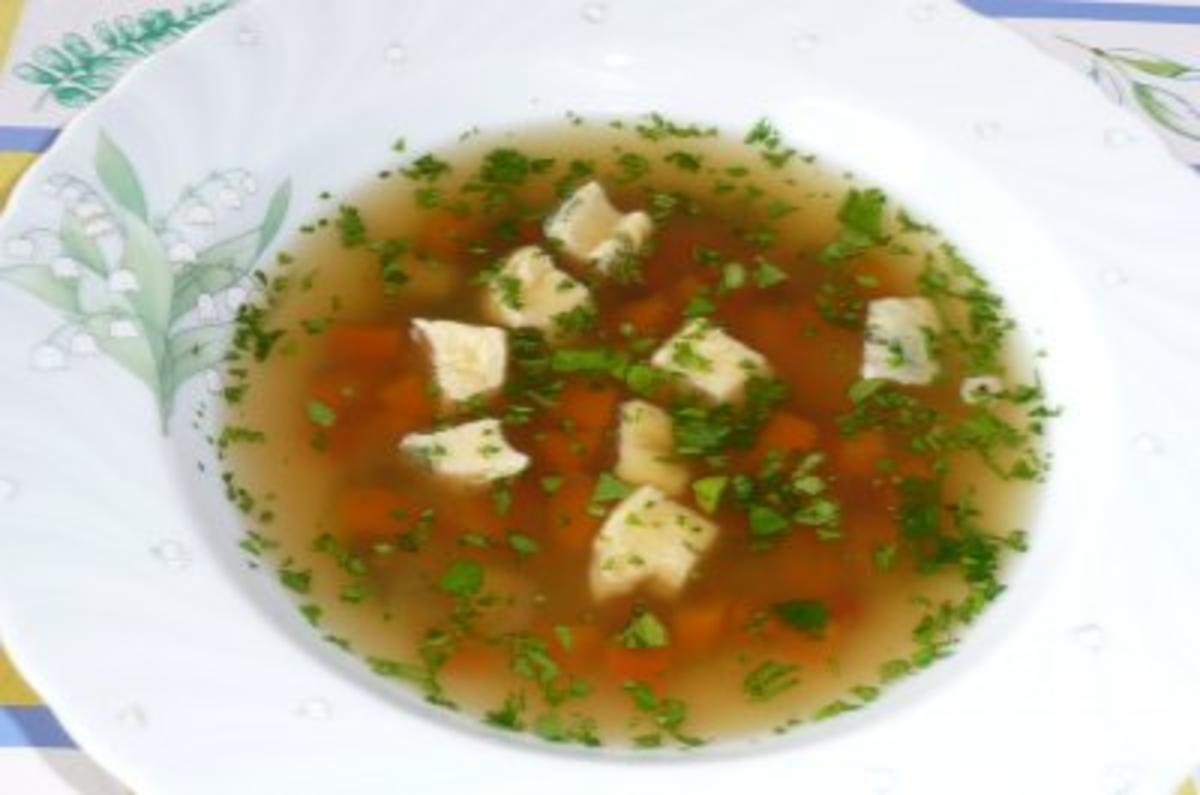 Klare Gemüsesuppe mit Eierstich - Rezept - kochbar.de