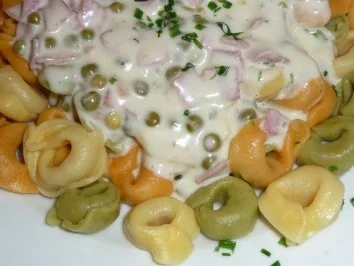 Tortellini mit Käse - Schinkensauce - Rezept